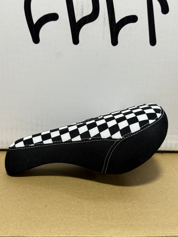 CULT X VANSシート SLIP-ON CHECKERBOARD / ブラック&ホワイト-ガムベース