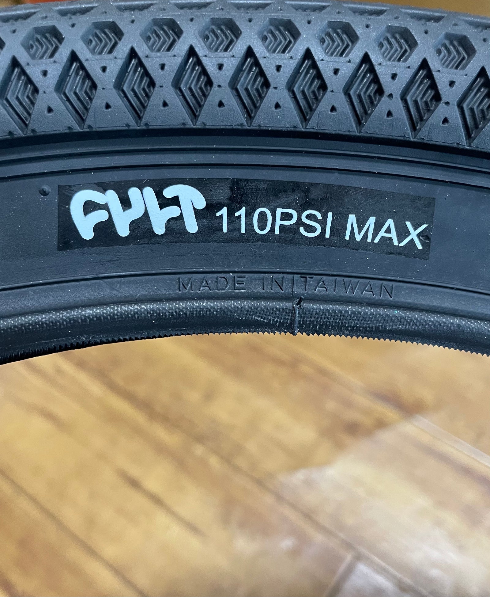 CULT VANS WAFFLECUPタイヤ 20×2.40” / ブラック【2本セット】 – BMX