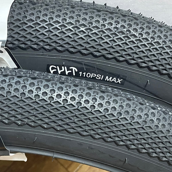 CULT×VANS タイヤ(16×2.30