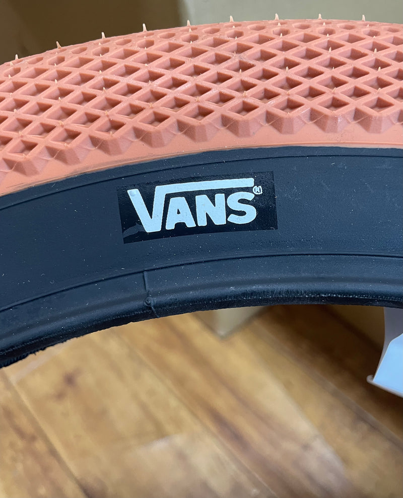 CULT VANSタイヤ(20"x2.40") / ガム-ブラックウォール【2本セット】