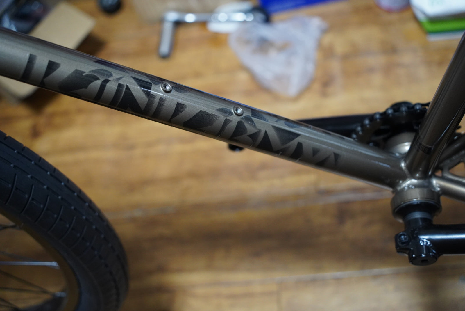 KINK 2026年 DRIFTER 26インチ / カーバイドグレイ【フルクロモリ