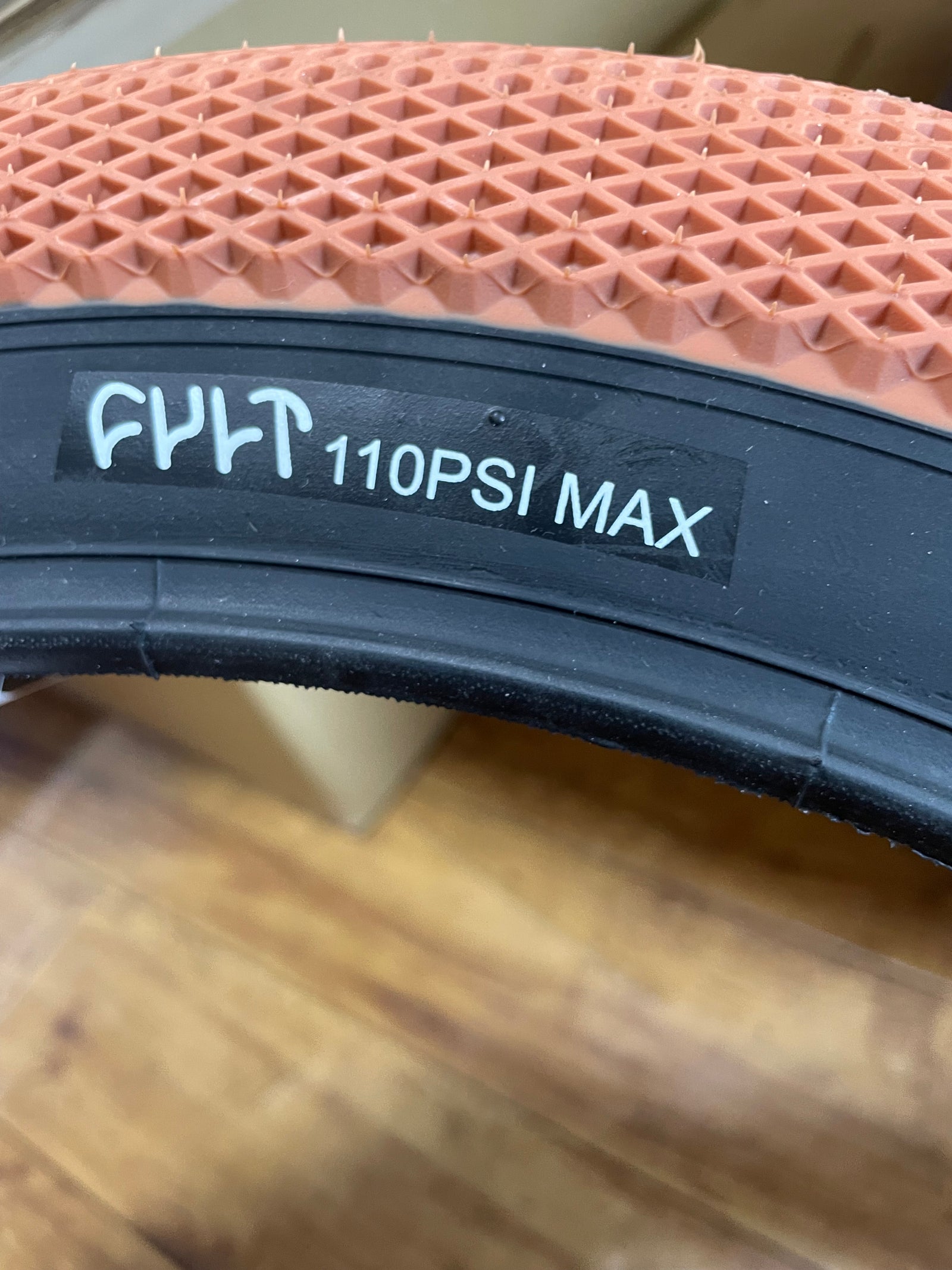 CULT×VANS タイヤ(16×2.30