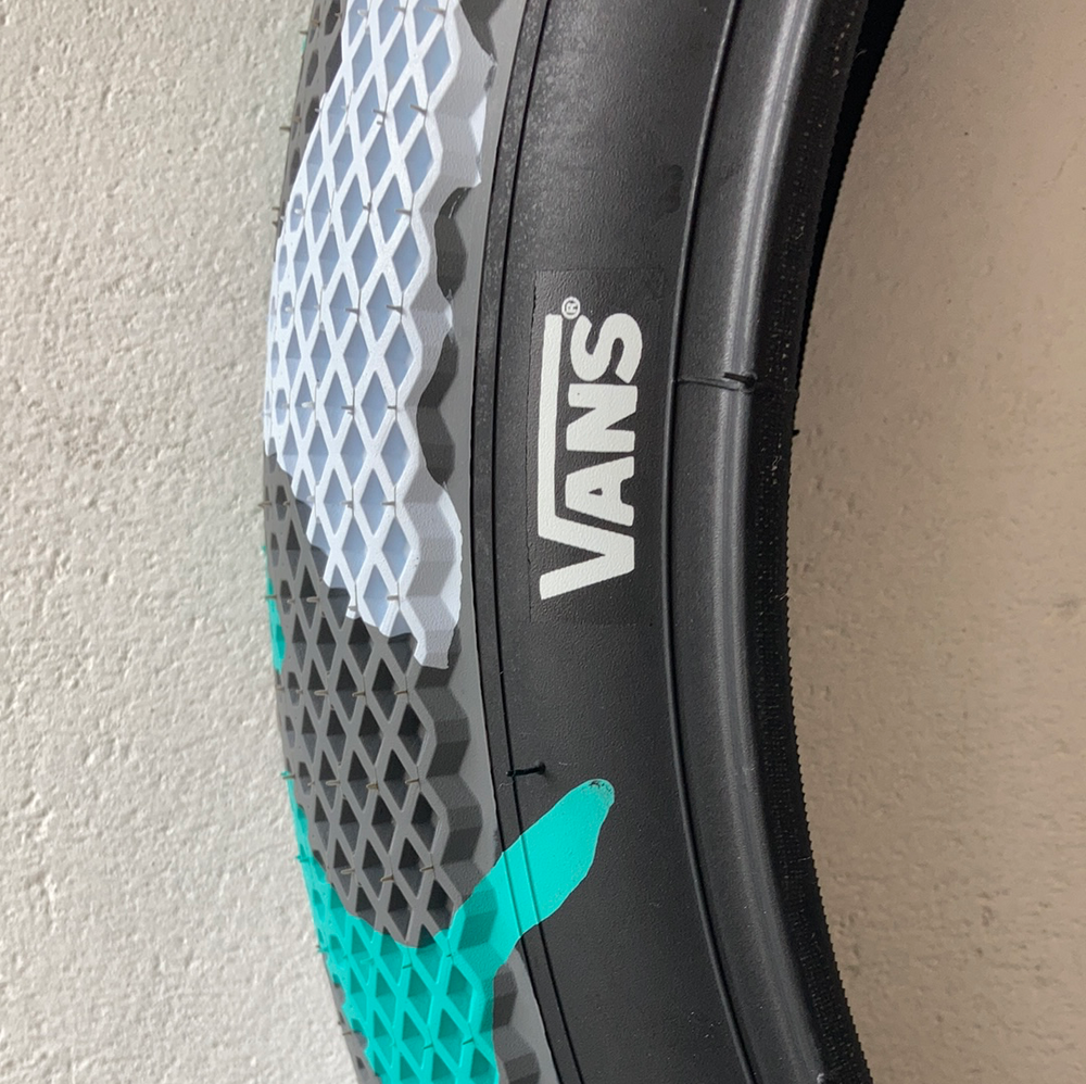 CULT VANSタイヤ(20