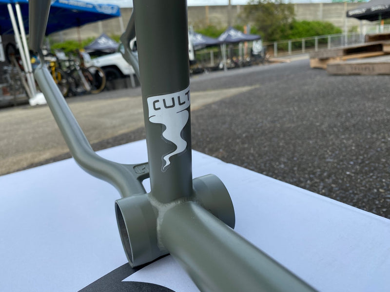 CULT SHORTY 20.5" IC R/990  KILLIAN GREEN